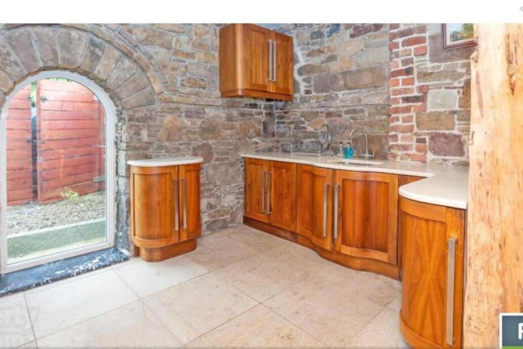 2 Bed Sandstone Residence Newport  Exterior photo